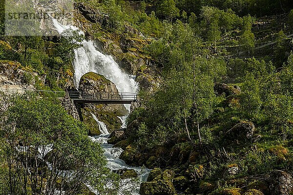 Wasserfall  Briksdalsbreen  Sogn og Fjordane  Norwegen  Europa