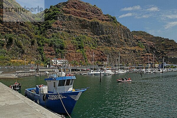 Fischerei- und Yachthafen von Calheta  Madeira  Portugal  Europa