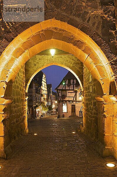 Blick durch den Dolder Turm in die abendliche Altstadt von Riquewihr  Elsass  Frankreich  Europa