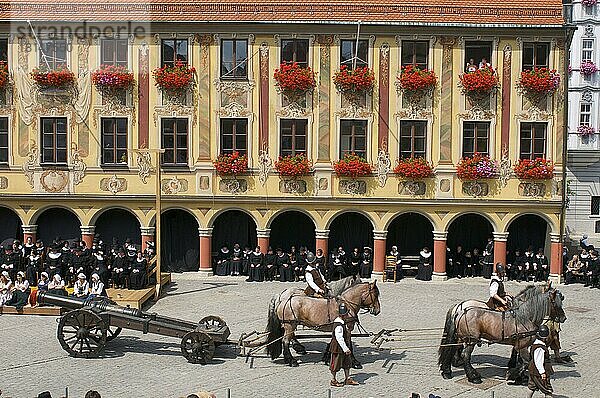 Einzug Wallensteins 1630 vor Steuerhaus am Marktplatz  sommer  historische Woche  Memmingen  Allgäu  Schwaben  Bayern  Deutschland  Europa