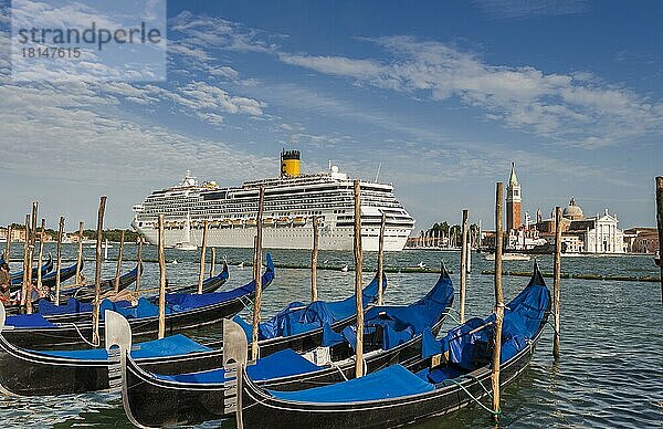 Gondeln  hinten ein Kreuzfahrtschiff  Laguna de Veneto  Venedig  Venetien  Italien  Europa