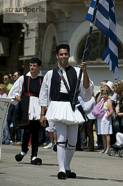 Männer in Tracht bei einem Fest in Kerkira  Korfu Stadt  Korfu  Ionische Inseln  Griechenland  Fahnenträger  Europa