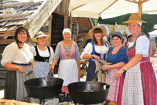 Dorffest  nostalgisch  Landfrauen  Isartal  Wallgau  Bayern  Deutschland  Europa