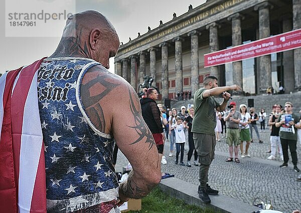 Deutschland  Berlin  18. 07. 2020  Kundgebung von Attila Hildmann im Lustgarten  Corona Maßnahmen Gegner  Europa