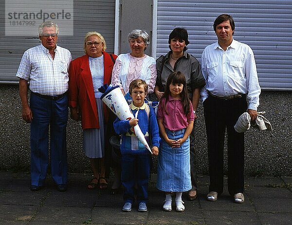 Dortmund. Erster Schultag in einer Grundschule 1987. 3 Generatonen
