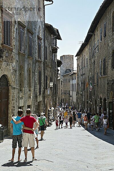 SAN GIMIGNANO  AUGUST 17  Touristen in San Gimignano am 17. August 2012. San Gimignano ist eine kleine ummauerte mittelalterliche Hügelstadt in der Toskana  Italien  Europa