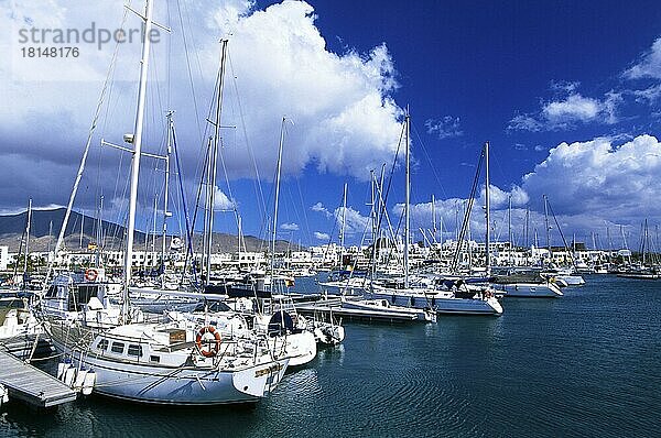 Hafen von Playa Blanca  Lanzarote  Kanarische Inseln  Spanien  Europa