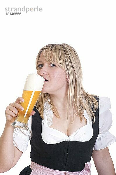 Frau in Tracht trinkt Bier