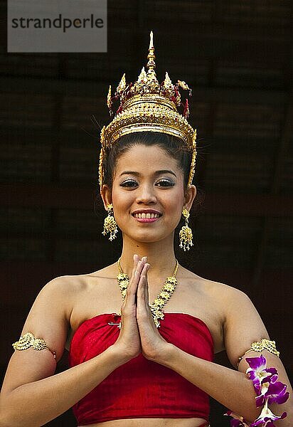 Junge Thailänderin in Tracht im Siam Niramit  Bangkok  Thailand  Asien