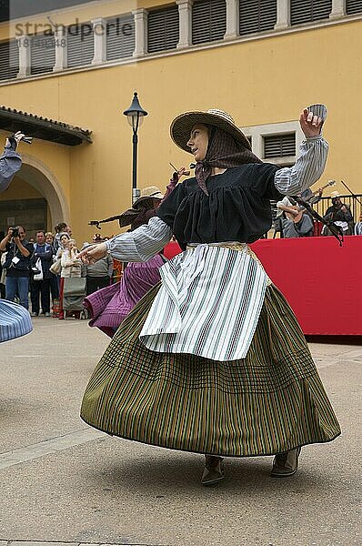 Traditionelle Tänzer auf dem Placa Major  Altstadt von Palma de Mallorca  Mallorca  Balearen  Spanien  Europa