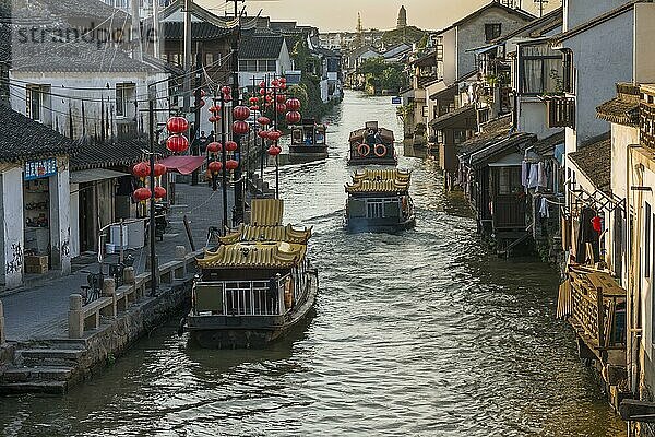 Wasserstrasse  Kanal mit Touristenbooten  Suzhou  China  Asien