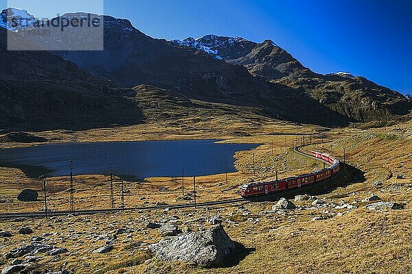 Rhätische Bahn am Berninapass  Lago Bianco  Lej Nair  Graubünden  Schweiz  Europa