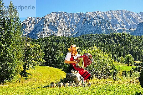 Frau mit Ziehharmonika  Karwendel  Bayern