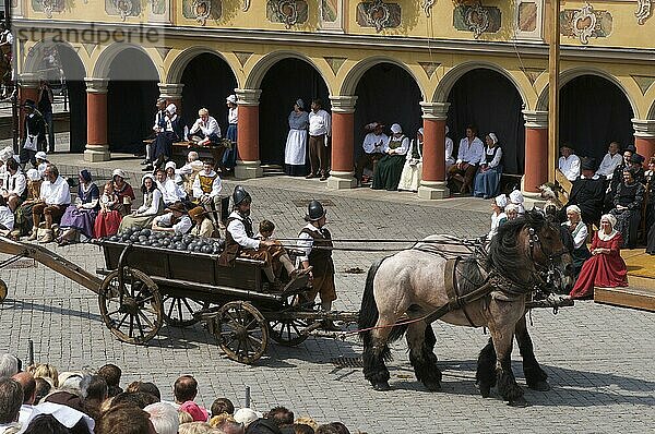 Einzug Wallensteins 1630 vor Steuerhaus am Marktplatz  sommer  historische Woche  Memmingen  Allgäu  Schwaben  Bayern  Deutschland  Europa