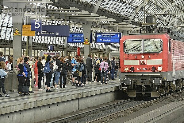 Regionalbahn  Bahnsteig  Bahnhof  Spandau  Berlin  Deutschland  Europa