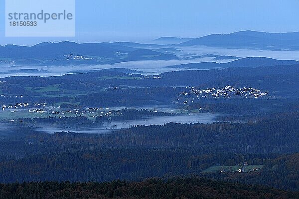 Lusen  1373 Meter  Blick vom Gipfel Richtung Neuschönau  morgens  Oktober  Nationalpark Bayerischer Wald  Bayern  Deutschland  Europa