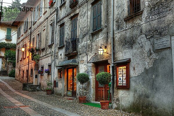 Gasse  Altstadt  Orta San Giulio  am Ortasee  Provinz Novara  Piemont  Lago d'Orta  Italien  Europa