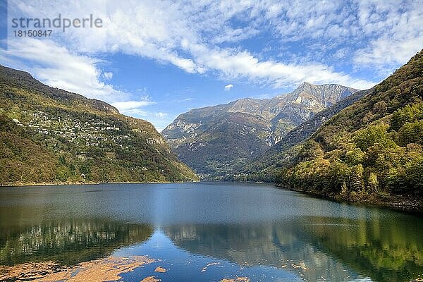 Stausee  Lago di Vorgorno  Verzascatal  Vorgorno  Tessin  Ticino  Schweiz  Europa