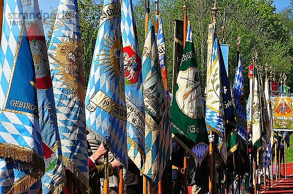 Bayern  Brauchtum  Tracht  Trachtler  Gebirgsschützen  Patronatstag  Fahnen  Garmisch-Partenkirchen