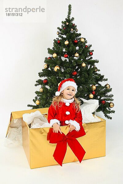 Mädchen in Weihnachtsgeschenk  Kiste  Weinachtsbaum