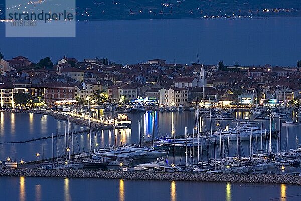 Bucht und Yachthafen von Izola  nacht  Istrien  Adria  Slowenien  Europa