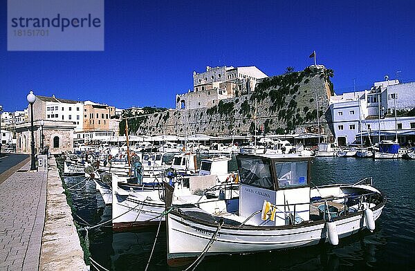 Fischerboote im Hafen von Ciutadella  Menorca  Balearen  Spanien  Europa