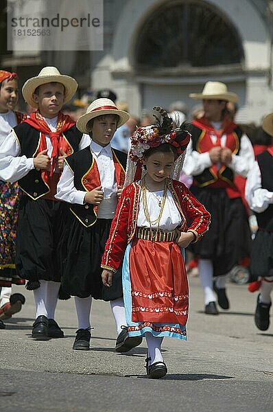 Kinder in Tracht bei Fest in Kerkira  Korfu Stadt  Korfu  Ionische Inseln  Griechenland  Europa
