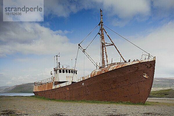 Schiffswrack am Strand  Patreksfjördur  Vesturbyggd  älteste Stahlschiff Islands  Island  Europa
