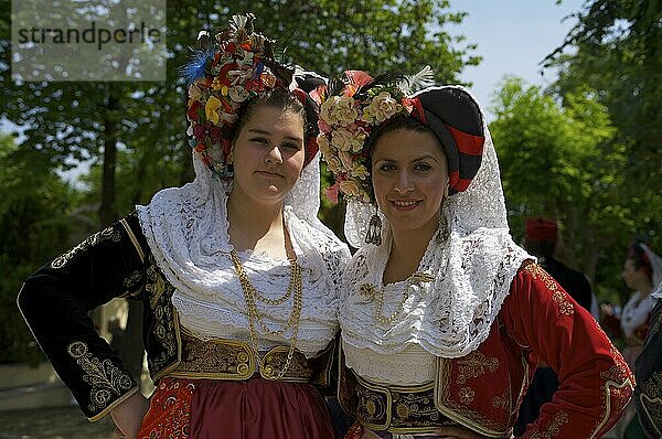 Frauen in traditioneller Tracht bei Fest in Kerkira  Korfu Stadt  Korfu  Ionische Inseln  Griechenland  Europa