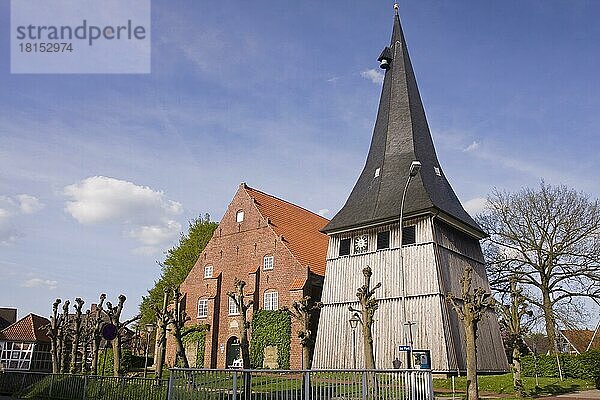 St. Matthias-Kirche in Jork  Altes Land  Niedersachsen  Deutschland  Europa