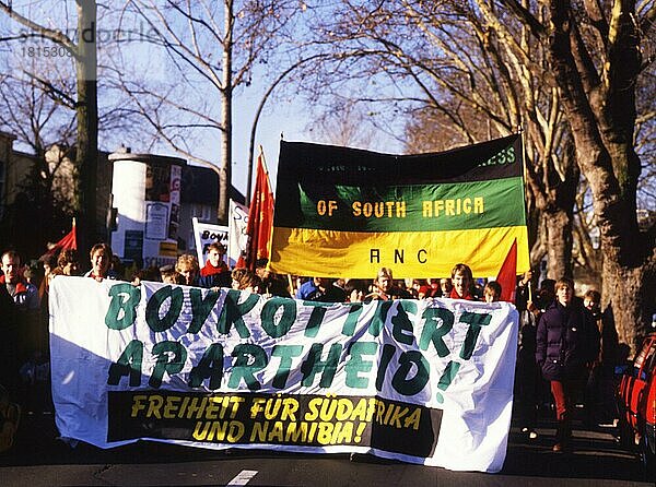 Bonn. 12. 000 gegen Apartheid und für Freiheit für Namibia und Süd-Afrika