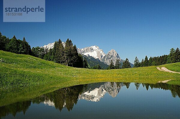 Teich  Zugspitzland  Loisachtal  Oberbayern  Bayern  Deutschland  Europa