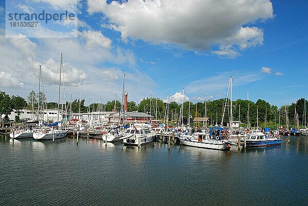 Yachthafen  Bodden  Marina  Lauterbach  Insel  Rügen  Mecklenburg-Vorpommern  Deutschland  Europa