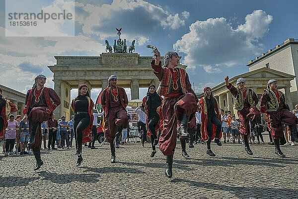 Deutschland  Berlin  15. 08. 2020  Orientalischer Tanz am Brandenburger Tor  Europa