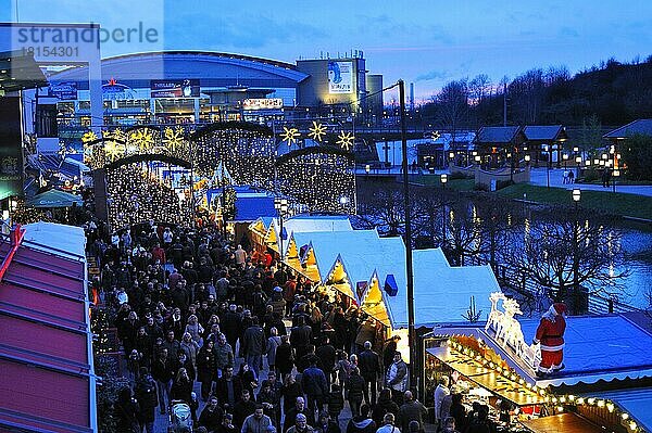 Weihnachtsmarkt am Einkaufszentrum CentrO  Oberhausen  Ruhgebiet  Nordrhein-Westfalen  Deutschland  Europa