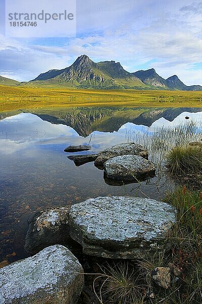Berg Ben Loyal  Loch Lochan Hakel  Schottisches Hochland  Sutherland  Schotland  Scottish Highlands