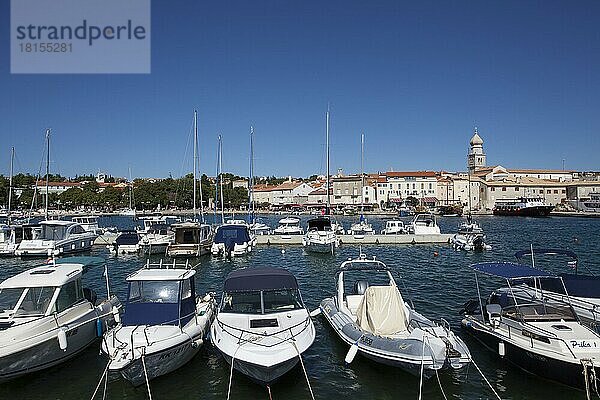 Blick über Yachthafen auf Stadt Krk  Kroatien  Europa