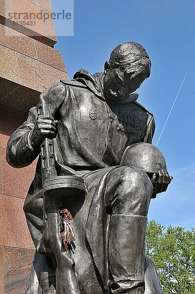 Krieger-Skulptur  Sowjetisches Ehrenmal  Treptow  Berlin  Deutschland  Soldaten-Skulptur  Europa