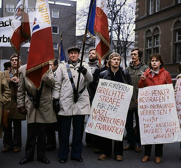 Düsseldorf. Protest beim LG Düsseldorf. Franzosen und Deutsche bei Demo zum Lischkaprozeß. ca. 1980