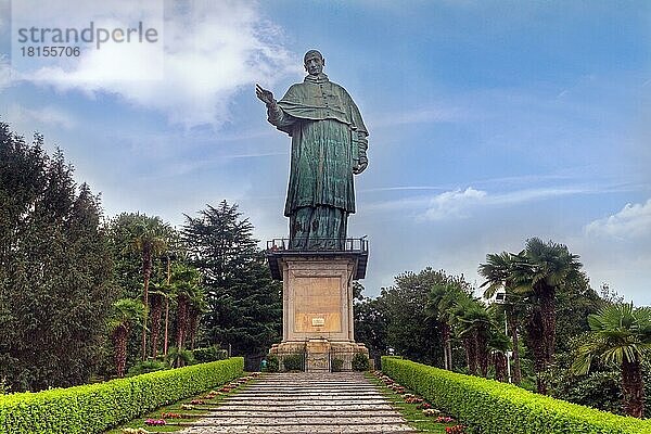 Statue von San Carlo Borromeo  Sancarlone Hügel  Arona  Novara  Piemont  Kolossalstatue Karl Borromäus  Karl Borromäus  Italien  Europa