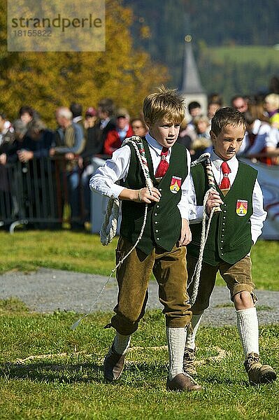 Trachtler bei traditionellem Schnalzer Wettbewerb in Saalfelden im Pinzgau  en  Salzburger Land  Österreich  Europa