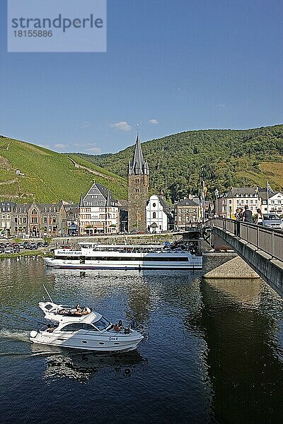 Ausflugsschiff auf der Mosel  Bernkastel-Kues  Rheinland-Pfalz  Deutschland  Europa