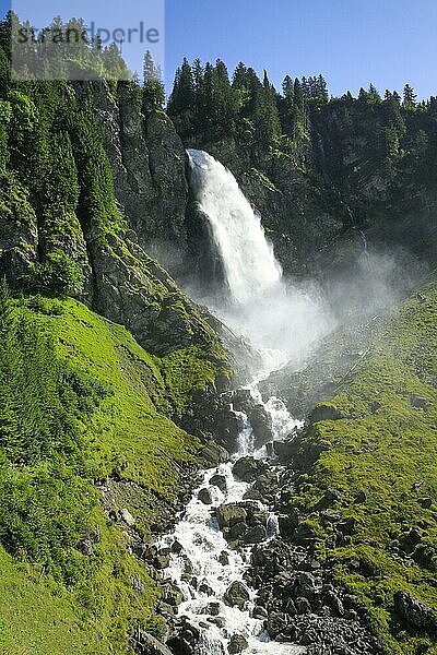 Stäubifall  100 m  Alp Äsch  Uri  Schweiz  Stäubifall  Europa