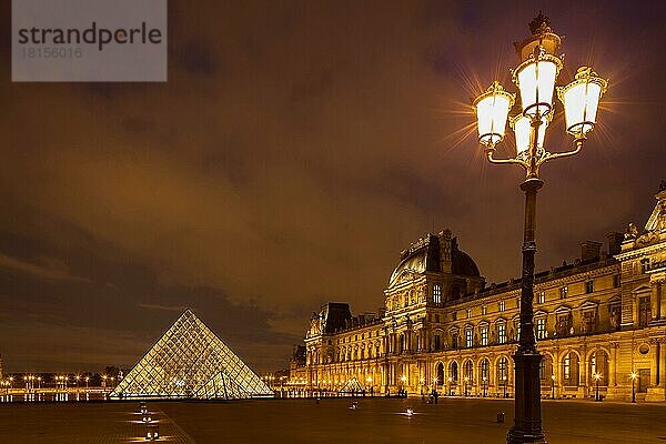 Louvre  Paris  Blaue Stunde  Frankreich  Europa
