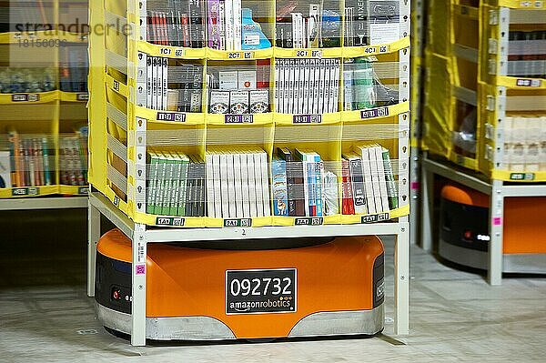 Transport-Roboter bringen Regal-Behälter an einen neuen Standort  Amazon Logistik Winsen GmbH  21423 Winsen  Luhe  Niedersachsen  Deutschland  Europa