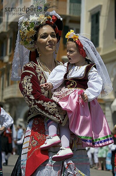 Frau mit Kind in Tracht  Fest in Kerkira  Korfu Stadt  Korfu  Ionische Inseln  Griechenland  Europa