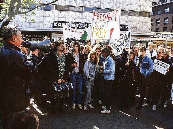 Ruhrgebiet. Kundgebung gegen rechtsradikale Partei der Republikaner mit dem Vors. Frey ca. 1989-90