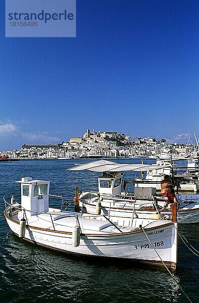 Fischerboote im Hafen von Ibiza-Stadt  Ibiza  Balearen  Spanien  Europa