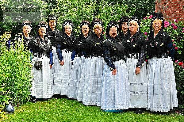 Frauen  Tracht  Trachtentanzgruppe  Nordseeinsel  Pellworm  Rosentag  Schleswig-Holstein  Deutschland  Europa