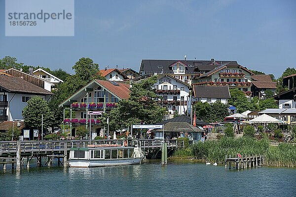 Blick auf Gstadt vom Boot aus  Juli  Chiemsee  Chiemgau  Bayern  Deutschland  Europa